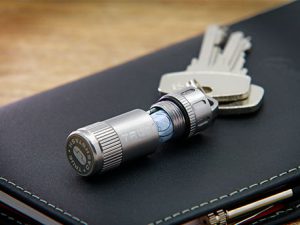 multitool klein goedkoop Kopen gadget sinterklaas kerst cadeau tip sleutelhanger boa handhaver htv student politie handhaving handig kadootje kado pen lampje lichtje zaklamp kleinigheid boa douane koninklijke marechaussee true Utility handige nuttig presentje sint wannahave buy kaufen polizei police giftbox sleutelhanger